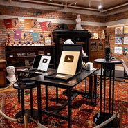 登録100万人以上のYouTubeチャンネルに贈られる金の盾