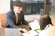 社歴や年齢に関係なく、適性や頑張りに応じて様々なことに挑戦できます。入社数年で採用担当や広報職にキャリアチェンジする新卒社員も！