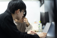 プログラミングの話となると、熱く語りだす開発チーム。ディスプレイを前に全集中モードかと思えば、オフィスにあるマッサージ機で休憩したりフリードリンクのエナジードリンクを手に談笑するときもあり・・・オンオフを切替ながら、エンジニアライフを満喫しています。