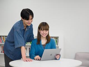 社員の大半は20～30代。コミュニケーションも活発です。