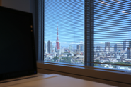 デスクから東京タワーを一望できる
