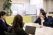 社員の主体性を尊重し、「こうしてみたら？」と親身にアドバイスをくれる先輩たちに囲まれた環境で、安心して伸び伸びとチャレンジできます。