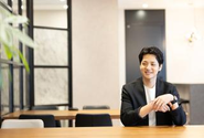 代表の松山歩夢。「一人ひとりの考え方を尊重し、気持ちよく働いて成長できる環境をつくりたい」という思いのもとGAGAを経営し、4年で140名の企業に成長。