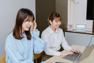 現役エンジニアが指導する自社カリキュラムはオンラインで進めます！自分の状況によって進められ、現役エンジニアの先輩から聞けるから楽しいです✰