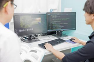 Unityの画面を見ながら、ゲーム制作やC#プログラミングの指導方法を確認。実際の教材と生徒の反応をもとに、より分かりやすいレッスンづくりにつなげています。