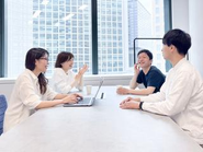 汐留駅（都営）徒歩1分、新橋駅（ゆりかもめ）徒歩1分、新橋駅（都営）徒歩2分、新橋駅（JR・東京メトロ）徒歩3分のオフィスです。