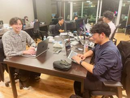 オフィスではチームごとに業務を進め朝会と夕会でお互いの進捗を報告したり、コミュニケーションをとって仕事を進めます