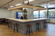 オフィスのカフェスペースにはアイランドバーもあります。
