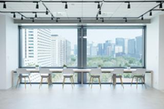 一人でじっくり考える時間と、チームで深く対話する時間。 そのリズムが、Est rougeのデザインを支えています。