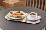 名物のホットドッグとコーヒー