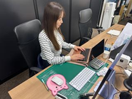 高卒で飲食業からITエンジニアを目指して入社した先輩社員も、基礎から学んで一人前になっています。
