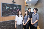 弊社の平均年齢は、25歳です。若さの勢いと、年齢が近いからこそわかるお互いの悩みを共有することができます。仕事はもちろん全力で行いますが、従業員同士、仕事以外のプライベートでも共に時間を過ごすことが多く、非常に仲良しな会社です。