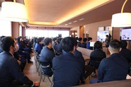 年に１度、今期の目標や課題に対してどう向き合い、取り組んできたのか、またその成果はどうだったのかを社長を始め各部署の代表者が全社員向けに発表を行う「方針発表会」を行います。それぞれのチームが目標に向かって走り続けているので、会社の成長は止まることなく伸びています。方針発表会の後は、キッチンカーを手配して美味しいご飯やスイーツを食べて一年間頑張った自分へのご褒美タイムを設けています。
