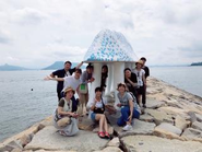 2018年の社員旅行。寝台列車で香川に行き、男木島でアートを鑑賞。翌日は現地保育園で、現役アーティストが子どもたちと触れ合う「アートな保育」に参加しました。