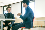 事業を伸ばすため、メンバー通しでも念入りに打ち合わせをしています。インターン生であっても全くそこに差はありません。
