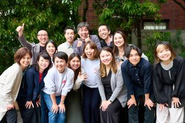 小林さやか（中央）と弊社英語学習サービスAGEL Englishコーチ