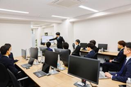 【仕組みで一流に育つ】毎週のフィードバックと徹底育成が文化です