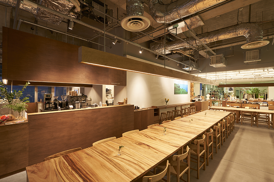 沖縄オフィスは百貨店の屋上。その百貨店を歩けば、プロジェクトの進化を感じられる。