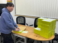 自社製品「UNAGI」の出荷作業中