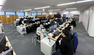 席に仕切りがなく開放的なデスクです。 白を基調としていて落ち着いた雰囲気となっています。