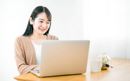 アイデアが生まれる瞬間。リモートワークだからこそ、自分に最適な環境で創造力を発揮できます。