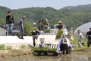 地方に農業IT研究所という拠点を構えることにより、地域の生産者の皆様との連携を深めています。時には、地域の方々と一緒になって農作業を行い、農業を体験することもあります。こうした取り組みを通じて、生産者が抱えている課題を顕在化させ、みどりクラウドの進化に役立てています。