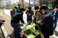 イベントにてフィルムカメラの使用方法を説明するスタッフ