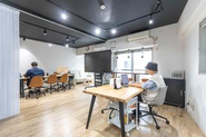 実際のオフィスです。落ち着いた環境で、集中して制作に取り組めます。