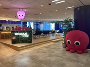 公式マスコットのコンスタンティンがあちこちに配置されたポップで明るいオフィス