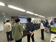 本社の朝のプロジェクトチームMTGの様子。各地で働くメンバーともオンラインでチームMTGしています。