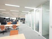 東京・大阪・名古屋の３か所のオフィスに、自社の研修施設を併設しています。 在宅でのリモートワークも可能です。