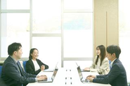 なるテックの主な顧客は、都市部、秋田県内のIT企業やコンサルティングファームなどです。東成瀬村に住みながらハイブリッドワークで仕事を受注しています。