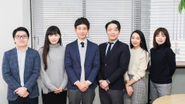 国籍・年齢・職歴も様々なバックグラウンドをもつメンバー。朝礼から笑顔が絶えません。