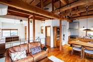 木の温かみを大切にした戸建リノベーション。ご家族のスキをたくさん集めたデザイン。