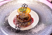 昼はカフェ、夜はフレンチレストランという異なる二つの業態を経験できます