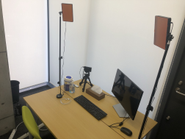 テレワーク環境完備で基本的に出社は不要です。社内にはオンラインMTG用のブースなど準備し、「オフィスは快適に働くために”使っても良い場所”」として整えています。