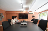 有志のメンバーが集まって、自分たちが使いたいオフィスに改修した会議室
