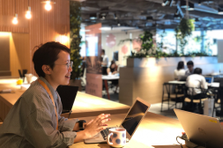 カフェでもオフィスでもない、ワークラウンジって何？スタッフと気軽に話そう