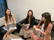 関西支社、女性のみのチーム。右からリーダーやまみ、新卒入社のおすず、中途入社のさきぼん。チーム結成、初月の2021年2月にMVG受賞。服装は自由。写真は銀行様への勉強会前の打ち合わせ。