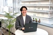 「自立した個」がリスペクトし合うフラットなチームです。2024年開設の若い拠点だからこそ、一人ひとりの成果や工夫が組織の拡大にダイレクトに直結する手応えがあり、全員で同じ目標に向かって突き進む一体感があります。