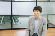 代表の小西。社内のあちこちで、メンバーと気さくに話し込んでいる姿をよく見かけます。役職の壁を感じさせないこの距離感が、私たちの「オープンなコミュニケーション」の象徴です。
