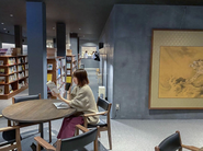 エンジニアはリモートが主体で、本社メンバーはスピード感を重視するため出社が基本というワークスタイルです。