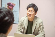 実際に接客をしている時の様子。朗らかな笑顔で、お客様の心に寄り添います。