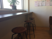 一番人気のカウンター席。気分転換もバッチリ