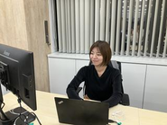 「大きな方針は決められているものの、大半は自分の裁量で決められるのでやりがいがあります。困ったり、迷ったときは、気軽に相談できる仲間がいてくれるので自信を持って提案できます」とアカウントマネージャーとして活躍中の久保田。