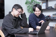 オンラインだけど繋がっている。その感覚を持てるのが当社の魅力！雑談チャンネルで、不明点を聞き合ったりAIの最新情報を交換しあったり、、一緒にスキルアップしていく　仕組みができています。