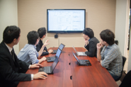 インターンもプロジェクトの会議に参加。