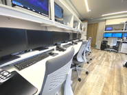 本社2階のオフィス。店頭以外の2-3階は全てデュアルディスプレイを採用。IT関連企業のような景色が広がります。