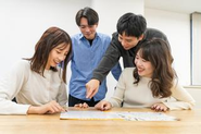 役職や年齢関係なく意見を出し合えるのでメンバー全員が裁量権を持ってポジティブに仕事と向き合うことができる環境です。