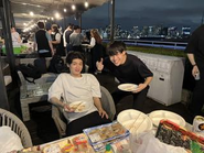 打ち上げでは普段は関わらないメンバー同士でもコミュニケーションを取ることができます。